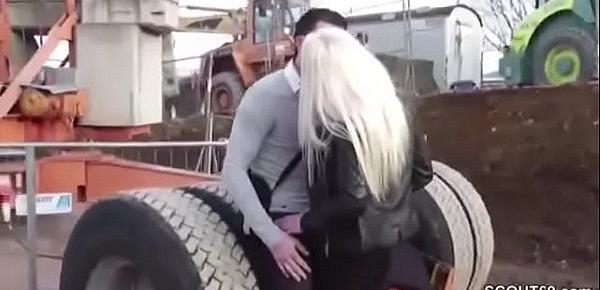 Geiler Teeny mit dicken Titten laest sich von Fremden Ficken